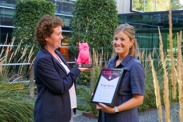 Bregje de Jong (25) ontvangt de Griffioen Award voor de jongste griffier