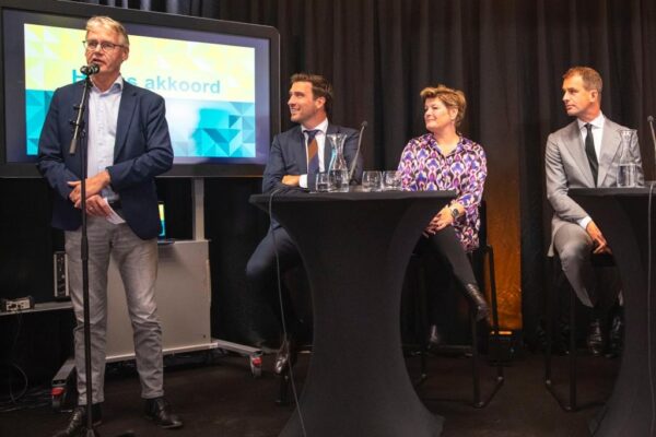 Arie Slob op een podium