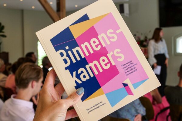 Het eerste formatieboek: Binnenskamers